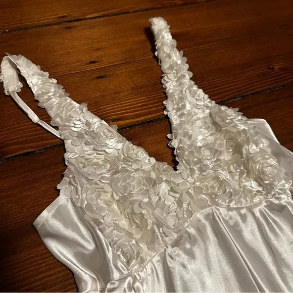 Vintage flora White Satin Floral Lace Maxi - Picture 2 of 6